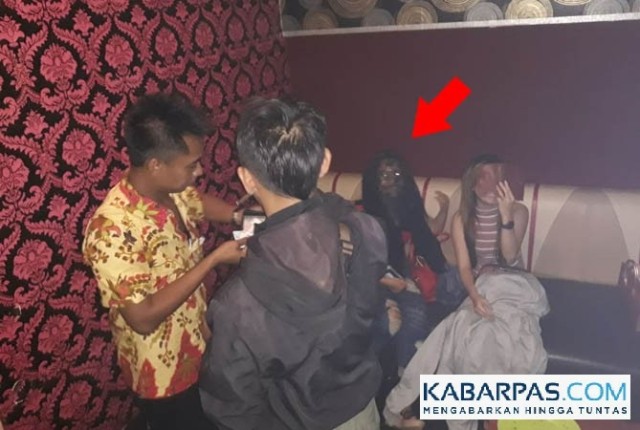 Kena Jepret Ponsel Petugas, Foto Wanita Ini Jadi Horor