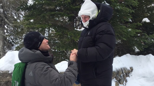 Josh Darnell melamar kekasihnya di puncak gunung (Foto: AP Photo/Doug Darnell)