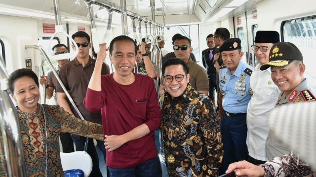 Joko Widodo resmikan kereta bandara. (Foto: Dok.Biro Pers Setpres)