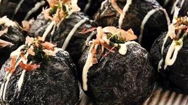 Kuro Tako, Takoyaki berwarna hitam (Foto: Instagram @shitakotakoyaki)
