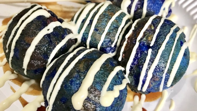 Takoyaki hitam menjadi inovasi takoyaki. (Foto: Twitter/@kyooochang)