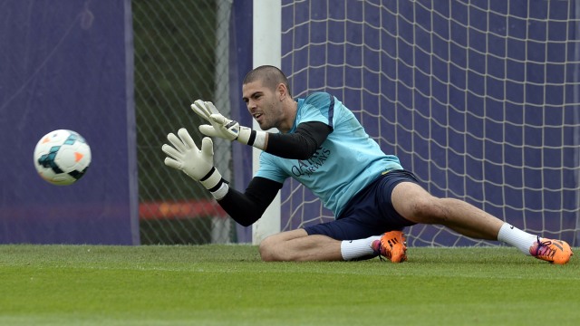 Victor Valdes saat berlatih bersama Barcelona. (Foto: LLUIS GENE / AFP)