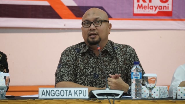 Anggota KPU, Ilham Saputra Foto: Intan Alfitry/kumparan