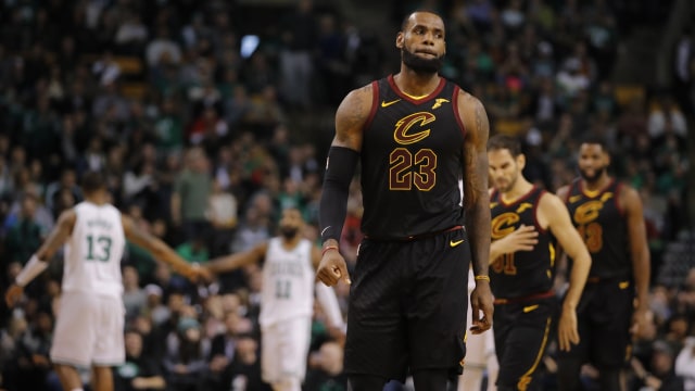 James meratapi kekalahan di kandang Celtics. (Foto: David Butler II-USA TODAY Sports)
