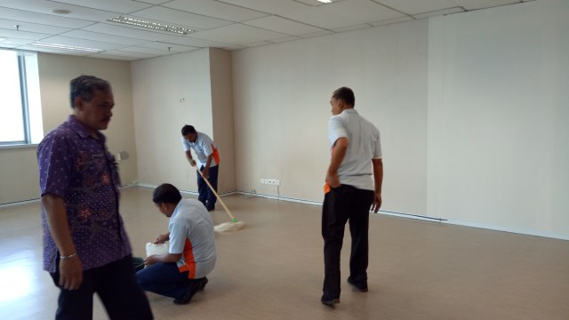 Ruang TGUPP sedang dibersihkan (Foto: Nabilla Fatiara/kumparan)