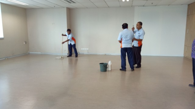 Ruang TGUPP sedang dibersihkan (Foto: Nabilla Fatiara/kumparan)