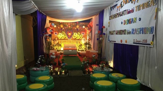 Pawit dan Eni menikah unik (Foto: Facebook/Ari Gami)