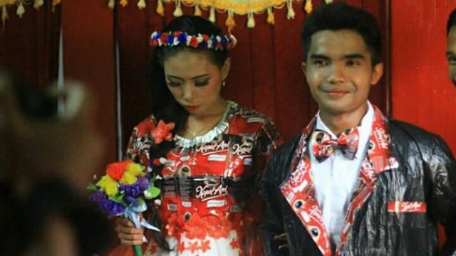 Pawit dan Eni menikah unik (Foto: Facebook/Ari Gami)
