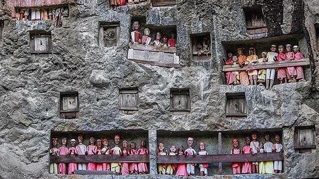 Kuburan Batu Lemo yang berisi Tau-tau (Foto: Instagram @visit_sulsel)