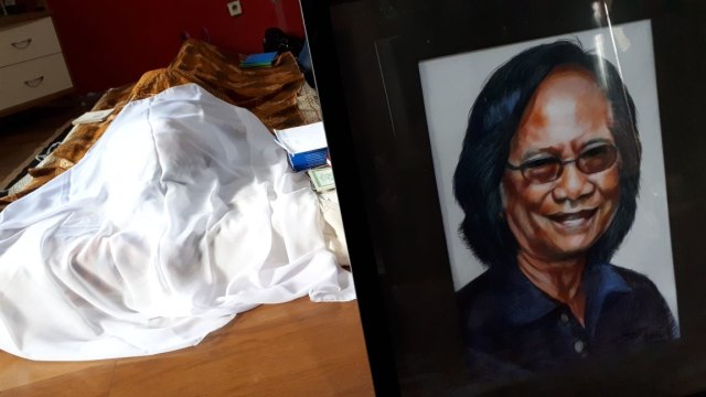 Potret Yon Koeswoyo di rumah duka. (Foto: Aditia Noviansyah/kumparan)