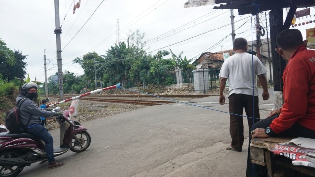 Paling pintu perlintasan kereta manual  (Foto: Jamal Ramadhan/kumparan)