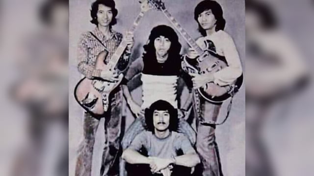 Yon Koeswoyo bersama Koes Plus (Foto: Instagram @koesplus_)