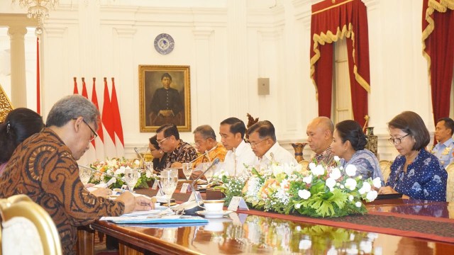 Jokowi di rapat kabinet terbatas. (Foto: Yudhistira Amran Saleh/kumparan)