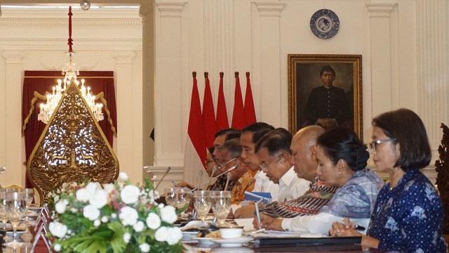 Jokowi di rapat kabinet terbatas. (Foto: Yudhistira Amran Saleh/kumparan)