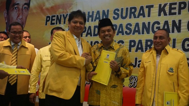 Penyerahan surat keputusan DPP Partai Golkar  (Foto: Jamal Ramadhan/kumparan)