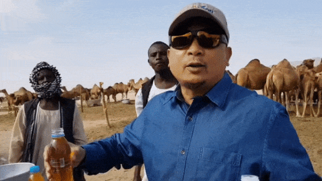 Bachtiar Nasir minum air kencing unta (Foto: Instagram @bachtiarnasir)