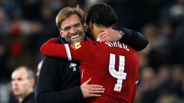 Juergen Klopp memeluk Virgil van Dijk. (Foto: Reuters/Phil Noble)