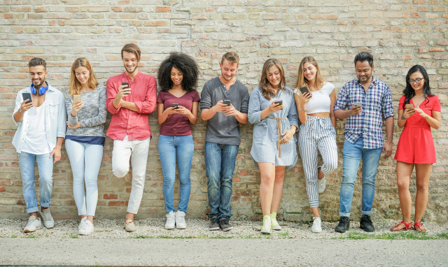 com-smartphone anak kekinian (Foto: Thinkstock)
