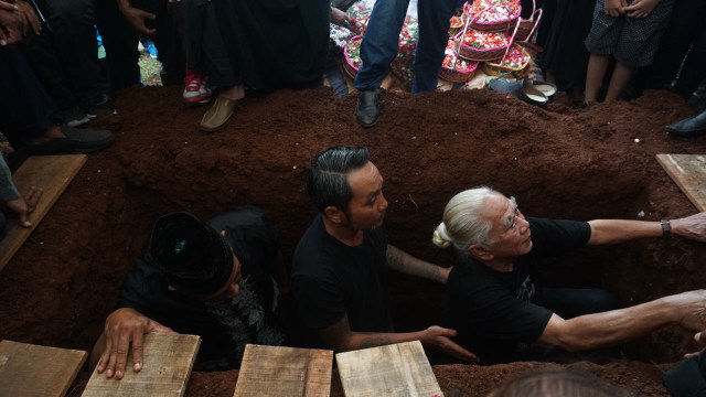 Prosesi pemakaman Yon Koeswoyo di TPU Tanah Kusir (Foto: Intan Alfitry/kumparan)