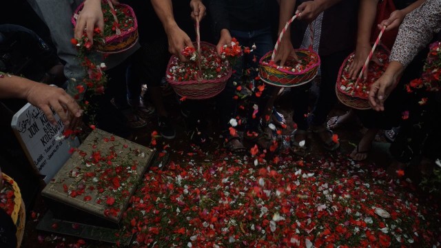 Prosesi pemakaman Yon Koeswoyo di TPU Tanah Kusir (Foto: Intan Alfitry/kumparan)