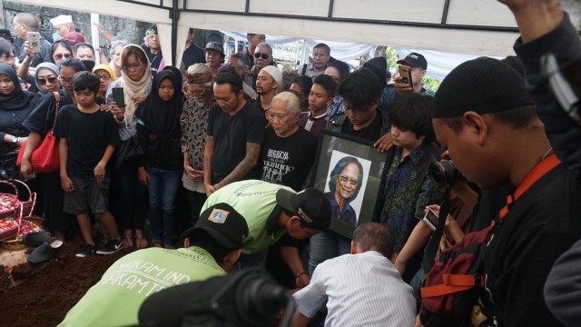 Prosesi pemakaman Yon Koeswoyo di TPU Tanah Kusir (Foto: Intan Alfitry/kumparan)