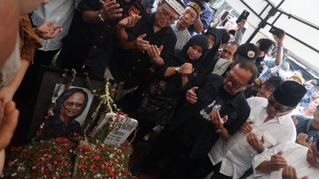 Prosesi pemakaman Yon Koeswoyo di TPU Tanah Kusir (Foto: Intan Alfitry/kumparan)