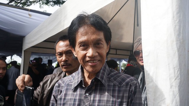 Bens Leo di makam Yon Koeswoyo Foto: Intan Alfitry/kumparan