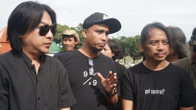 Para publik figur di pemakaman Yon Koeswoyo (Foto: Intan Alfitry/kumparan)