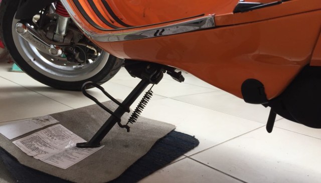 Standar samping motor (Foto: Gesit Prayogi/kumparanOTO)