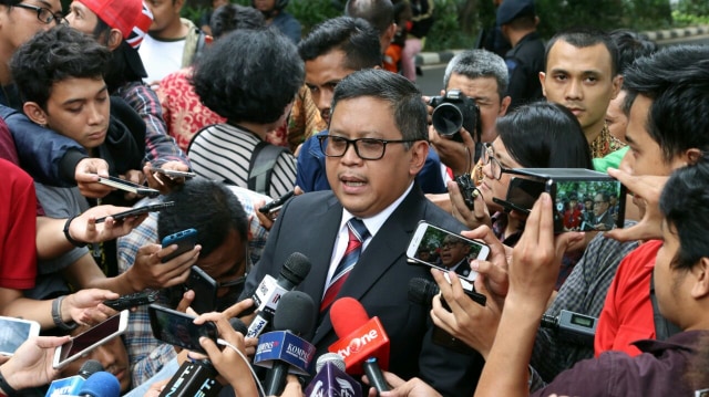 Hasto Kristiyanto menangis (Foto: Helmi Afandi/kumparan)
