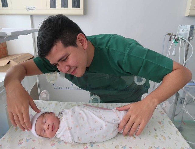 Haykal Kamil memandangi putri kecilnya (Foto: Instagram @haykalkamil)