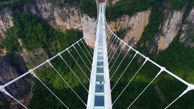 Jembatan kaca bersuspensi di Hongyagu (Foto: Instagram @radioclass)