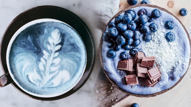 Blue matcha (Foto: Instagram/@oatmeal_stories, @lemonsworthlovin)