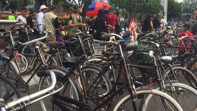 Komunitas Ontel Batavia (KOBA) di CFD (Foto: Soejono Eben Saragih/kumparan)