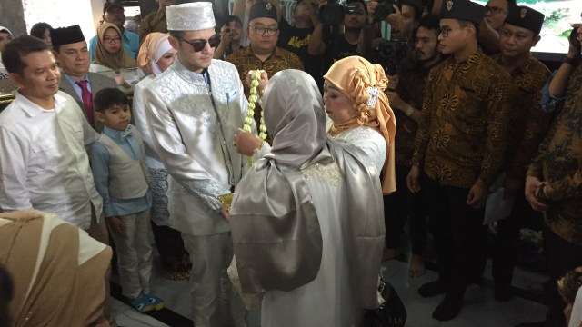 Rizky Balwel bawa seserahan (Foto: Munady Widjaja/kumparan)