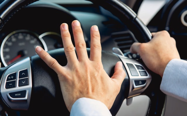 membunyikan klakson mobil (Foto: dok. Arlington)