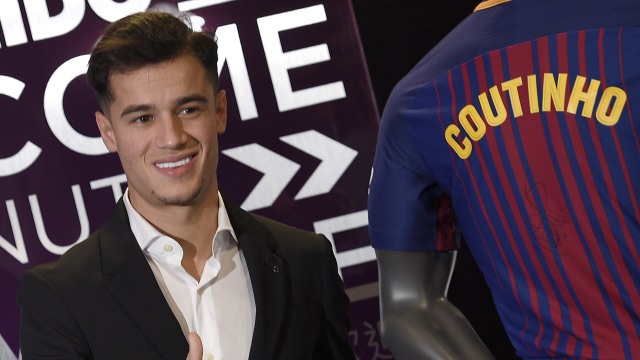 Philippe Coutinho berfoto dengan kostum Barcelona. (Foto: LLUIS GENE/AFP)