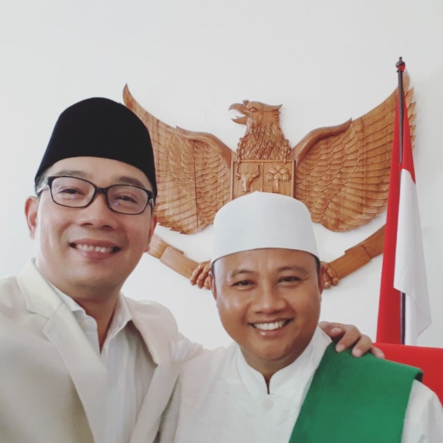 Ridwan Kamil minta restu kepada Ibu dan keluarga (Foto: Instagram/ @ ridwankamil)
