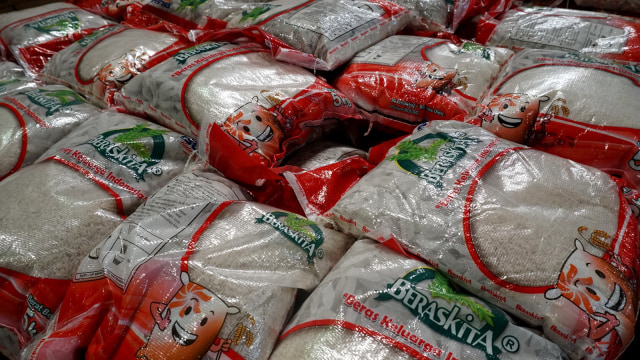 Beras kualitas medium di gudang Bulog. (Foto: Fitra Andrianto/kumparan)