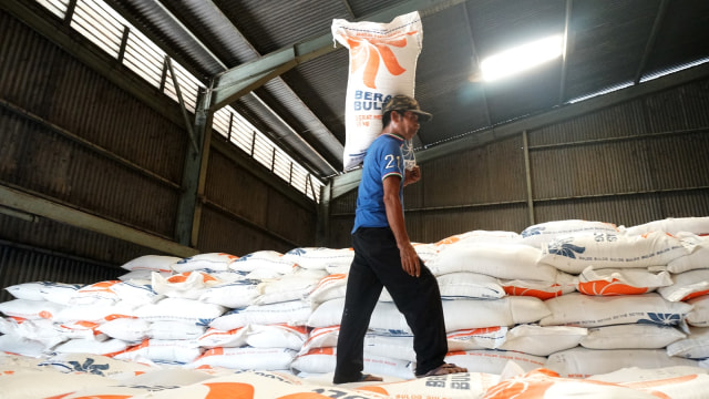Pekerja di gudang Bulog. (Foto: Fitra Andrianto/kumparan)