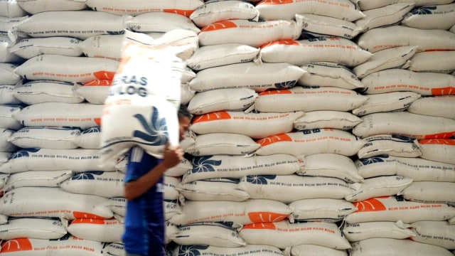 Pekerja di gudang beras Bulog. (Foto: Fitra Andrianto/kumparan)