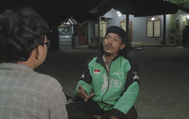 Endang Irawan, Driver Go-Jek pengasuh ponpes (Foto: Tommy Utomo/kumparan)