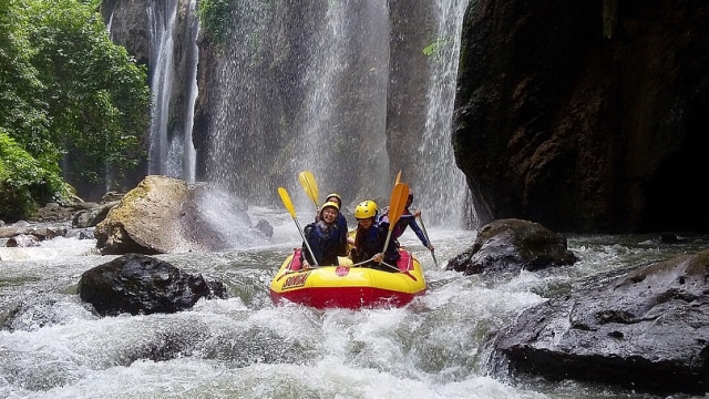 Wisatawan saat rafting di Songa Atas (Foto: Instagram @aninditaepr)