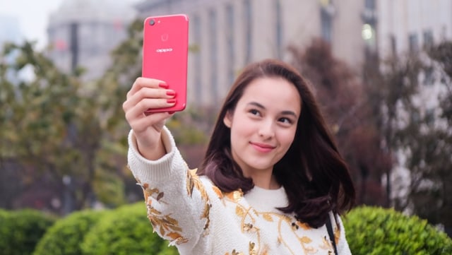 Chelsea Islan dan Oppo F5 warna merah. (Foto: Oppo Indonesia)