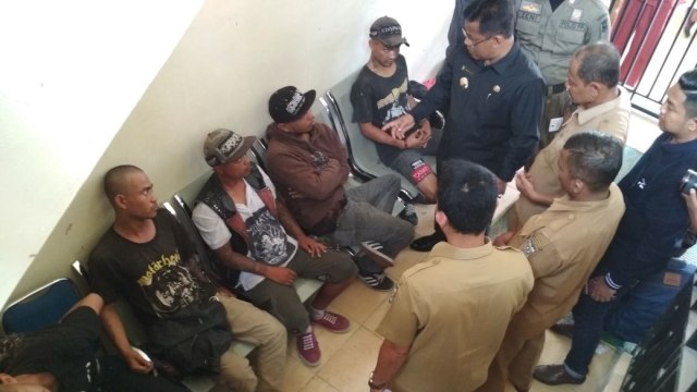 Polisi Syariat cukur rambut anak punk dan waria (Foto: Zuhri Noviandi/kumparan)