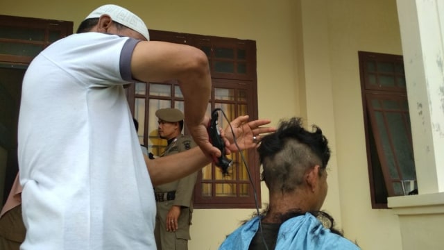 Polisi Syariat cukur rambut anak punk dan waria (Foto: Zuhri Noviandi/kumparan)