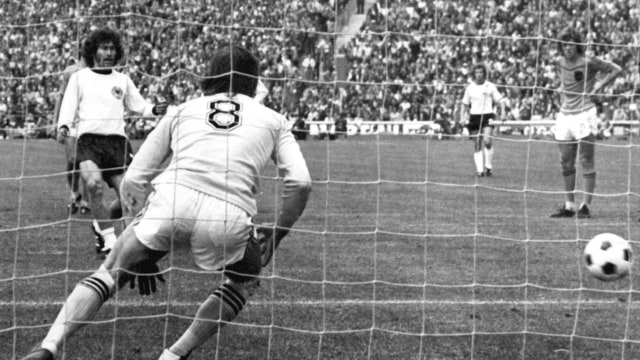 Jongbloed dengan kostum nomor 8. (Foto: AFP)