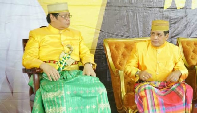 Dengan Baju Adat Raja Bone, Ketum Airlangga Mengantar Nurdin Halid Menuju KPU Sulsel