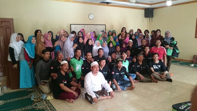 Endang dengan santri dan pengurus Ponpes (Foto: dok. Ponpes Nurul Iman Ciomas Bogor)