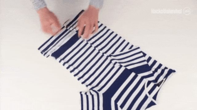 Pastikan baju terlipat seimbang di bagian tengah (Foto: Youtube/Go Experimental)